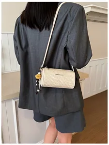Gewezen cilindrische schoudertas voor dames, chique crossbody tas met mooie hanger.
