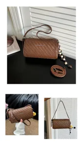 Stijlvolle bruine gewoven schoudertas voor dames, veelzijdige crossbody kussentas.