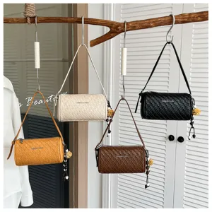 Elegante geweven schoudertas voor dames, trendy modieuze zomer handtas met kwastje.