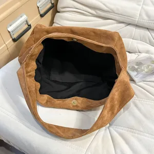 Sac cabas bandoulière en suédine marron vue détaillée avec doublure noire et aimant fermoir.