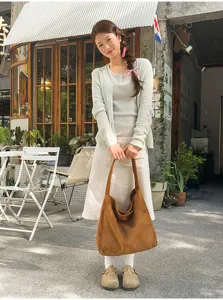 Grand sac cabas souple en suédine marron, idéal pour le travail quotidien et les loisirs.