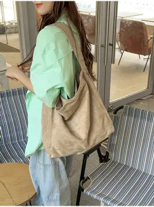 Vue détaillée du grand sac cabas épaule en suédine au style décontracté et chic.