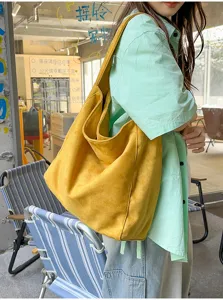 Vue détaillée du grand sac cabas souple en suédine, idéal pour les trajets quotidiens.