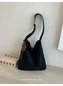 Minimalistische zwarte slouchy hobo schoudertas met schattige berenhanger voor dagelijks gebruik.