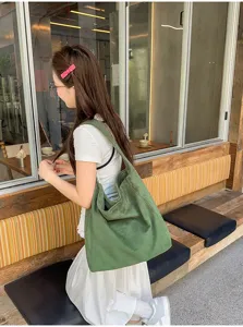 Vue détaillée du sac cabas vert décontracté, grand sac porté épaule pour le quotidien des femmes.