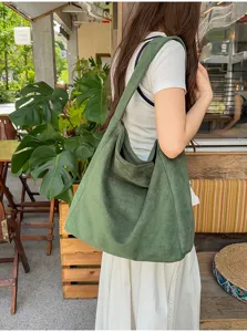 Grand sac cabas epaule en suede, sac souple style decontracte pour le travail quotidien.
