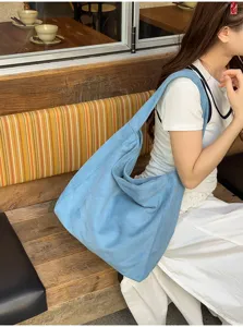 Sac bandoulière souple en suédine bleu clair, grand cabas quotidien pour femmes.