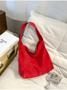 Sac porté épaule hobo en suédine rouge, grand sac cabas souple pour femme travail quotidien.