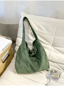 Vue détaillée du sac porté épaule vert foncé en suédine, texture douce et grande capacité.
