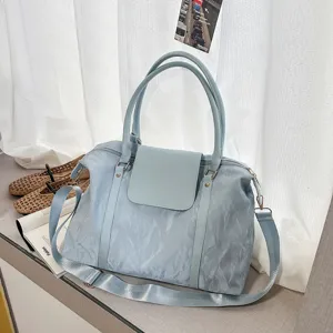 Gran bolsa de viaje para mujer, elegante bolso de hombro monocolor en color azul claro.