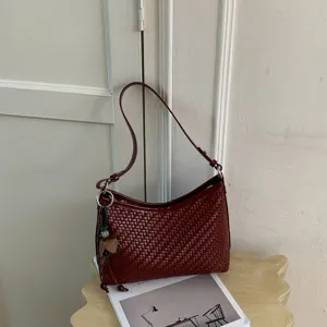 Chic borsa a tracolla intrecciata in pelle marrone rosso per il tuo viaggio quotidiano.