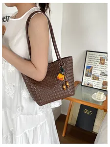 Bruine geweven lederen shopper voor dames, stijlvolle casual schoudertas voor werk.