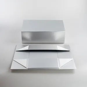 Detailansicht einer silbernen Magnet-Geschenkbox mit flach gefalteter Struktur und Deckel.