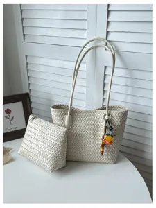 Gedetailleerd overzicht van de elegante geweven shopper tas met bijpassend tasje en hanger.