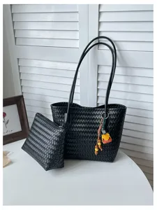 Zwarte geweven leren shopper tas met bijpassende etui en stijlvolle kwast hanger.