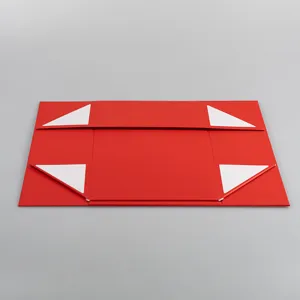 Detail der entfalteten roten Magnet-Geschenkbox mit flacher Verpackungsstruktur und Ecken.