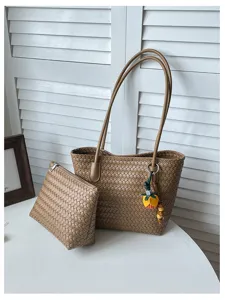 Bruine geweven tote bag voor vrouwen, grote schoudertas met bijpassende etui en hanger.