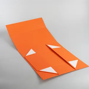 Detailansicht der orangefarbenen magnetischen Faltgeschenkbox mit offener Struktur und Design.