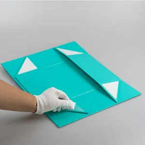 Türkise magnetische Faltgeschenkbox Kosmetikverpackung klappbare Papierschachtel Montage