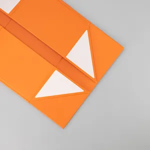 Hochwertige faltbare orange Geschenkschachtel Detailansicht, ideal für platzsparende Verpackung.