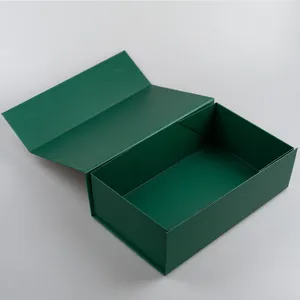 Nahaufnahme Detail der dunkelgrünen magnetischen Faltschachtel Verpackung für Kosmetik.