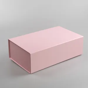Nahaufnahme einer minimalistischen rosa magnetischen Faltgeschenkbox mit glatter matter Oberfläche.