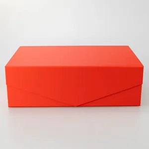 Detailansicht der roten faltschachtel, hochwertige geschenkbox fuer verpackung und aufbewahrung.