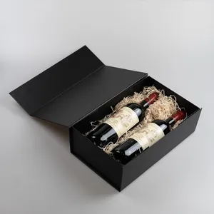 Detailaufnahme einer schwarzen Magnet-Geschenkbox mit Holzwolle und Weinflaschen fuer Prasentation.