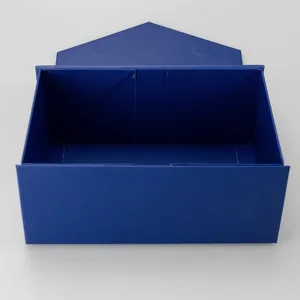 Detailaufnahme der dunkelblauen Faltgeschenkbox mit sauberer Innenstruktur und Kartondesign.