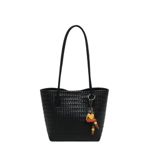 Zwarte geweven tote tas voor dames, stijlvolle minimalistische schoudertas met kleurrijke hanger.