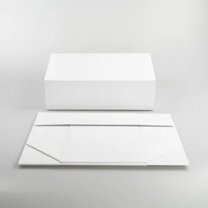 Detailansicht der weißen magnetischen Faltgeschenkbox mit montierter und flacher Struktur.