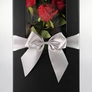 Elegante μαύρο κουτί δώρου με διαφανές παράθυρο και ασημένια κορδέλα για τριαντάφυλλα
