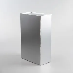 Detailansicht der silbernen magnetischen Faltschachtel, sauberes Design, Premium Papierverpackung.