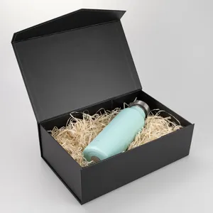 Detailansicht des inneren Bereichs der eleganten schwarzen Faltgeschenkbox mit Füllmaterial.