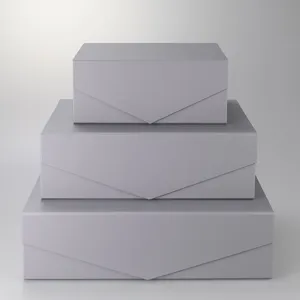 Detailansicht der grauen Faltgeschenkbox mit klaren Kanten und eleganter, matter Oberfläche.