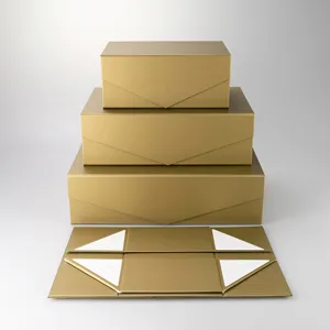Goldene Faltgeschenkbox Detailansicht zeigt flache ungefaltete Struktur und Stapelbarkeit.