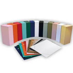 Boîtes cadeaux magnétiques colorées, boîtes en papier pliables pour emballage de cosmétiques.
