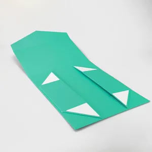 Détail de la boîte cadeau pliante magnétique cyan montrant sa structure intérieure.