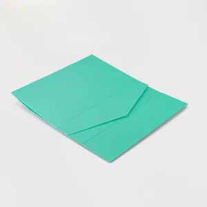 Vue détaillée de la boîte cadeau pliante cyan, boîte magnétique style enveloppe, emballage papier.