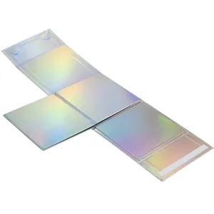 Vue détaillée montrant la structure pliée et la boîte cadeau magnétique holographique.