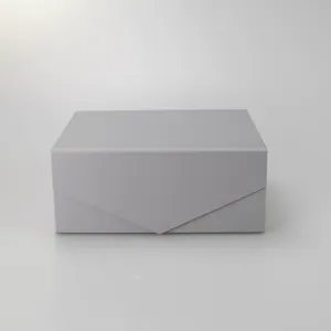 Graue faltbare Geschenkschachtel Detailansicht minimalistische Papierverpackung.