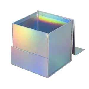 Détail de boîte cadeau magnétique carrée holographique, emballage pliable iridescent.