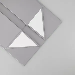 Graue faltbare Geschenkschachtel Detailaufnahme, hochwertige Verpackung aus hartem Papier.