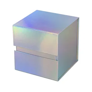 Vue de détail boîte cadeau magnétique irisée, emballage pliable carré holographique gros plan.