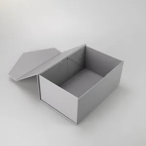Detailansicht einer grauen Faltgeschenkbox, die den Innenraum und Klappdeckel zeigt.
