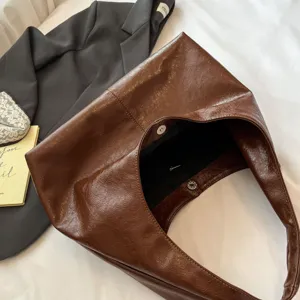 Borsa a spalla retrò marrone in pelle cerata, grande borsa a secchiello per donne pendolari eleganti.