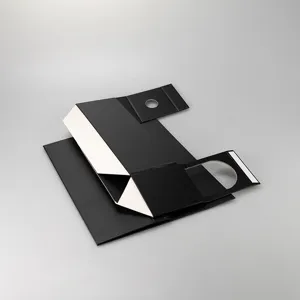 Vue détaillée de la boîte cadeau pliante noire, structure d'emballage de vin à plat.