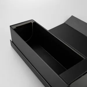 Vue détaillée de la boîte cadeau pliante noire montrant sa texture et structure solide.