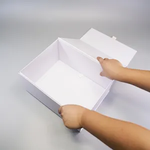 Boîte cadeau pliante texturée blanche, grand emballage de capacité pour vêtements.
