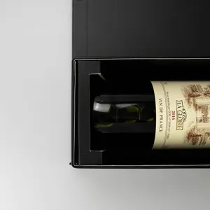 Vue détaillée de la boîte à vin pliante noire, emballage élégant pour le stockage sécurisé.